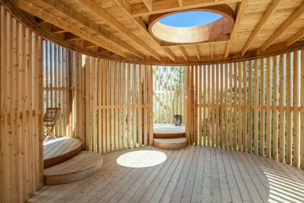 The captivating Outside-In Pavilion, designed by Valerie Schweitzer Architects, nestled in the scenic landscape of Watermill, New York