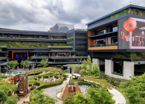 Oakland Place retail complex in Guatemala City featuring vertical gardens, open-air courtyards and a large LED screen