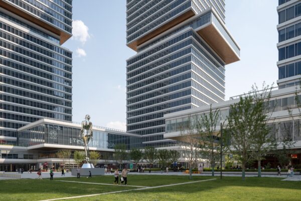 Huamu Lot 10 – The Summit towers with central plaza in Shanghai