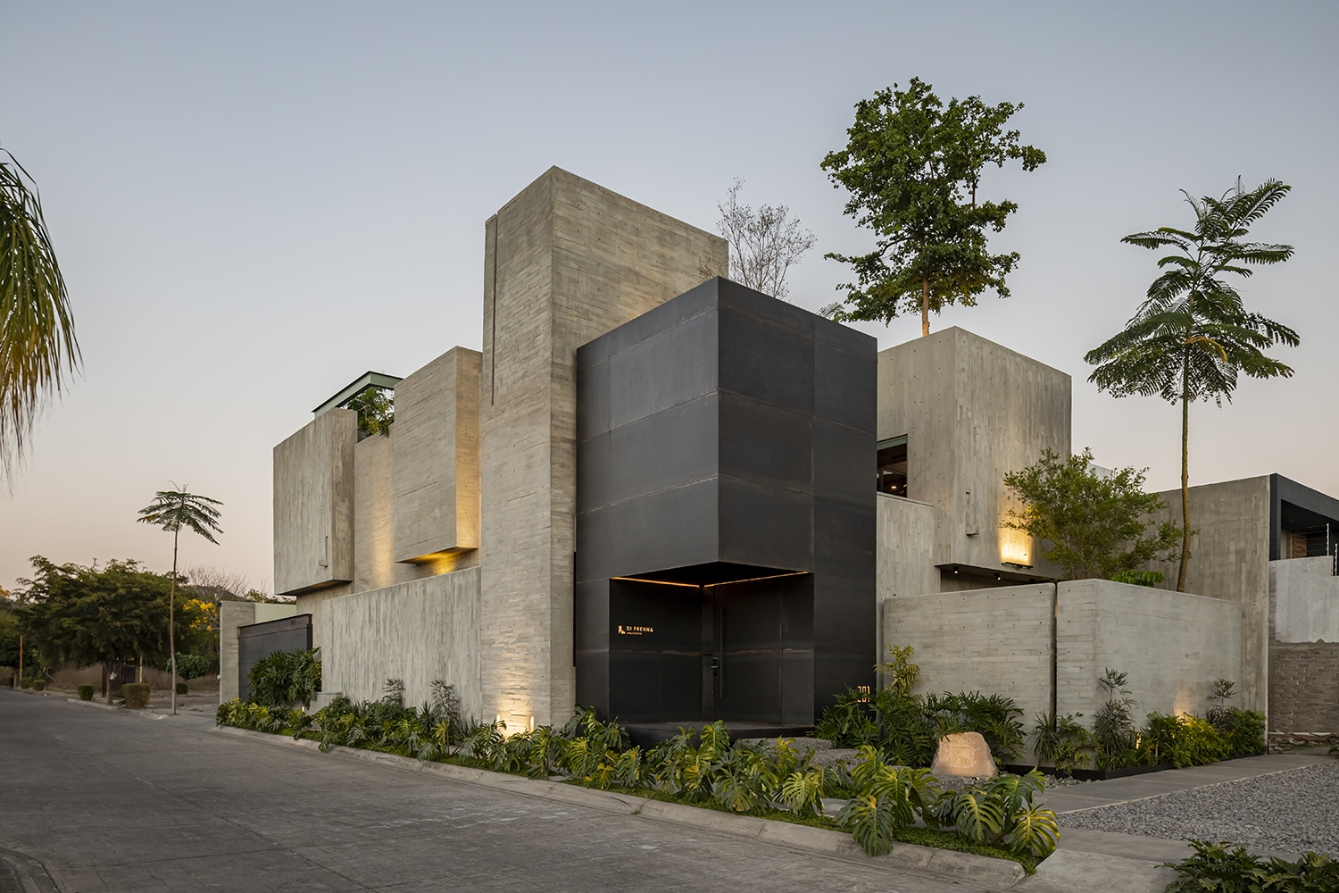 Taller Di Frenna Arquitectos exterior in Colima Mexico with concrete volumes and geometric architecture