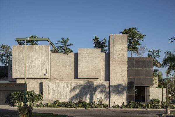 Taller Di Frenna Arquitectos integrating architecture with nature and greenery in Colima