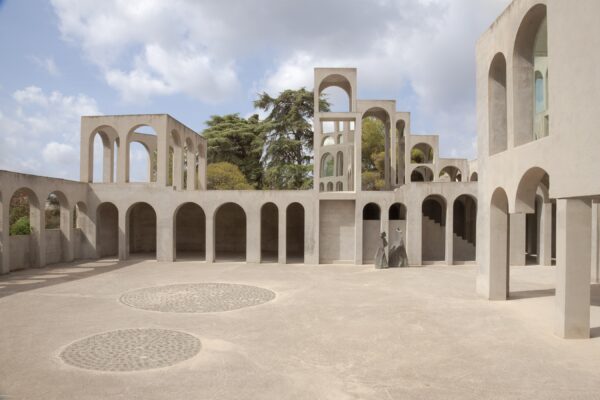 Repeating arches at Xavier Corberó's residence photographed by Daniel Holfeld
